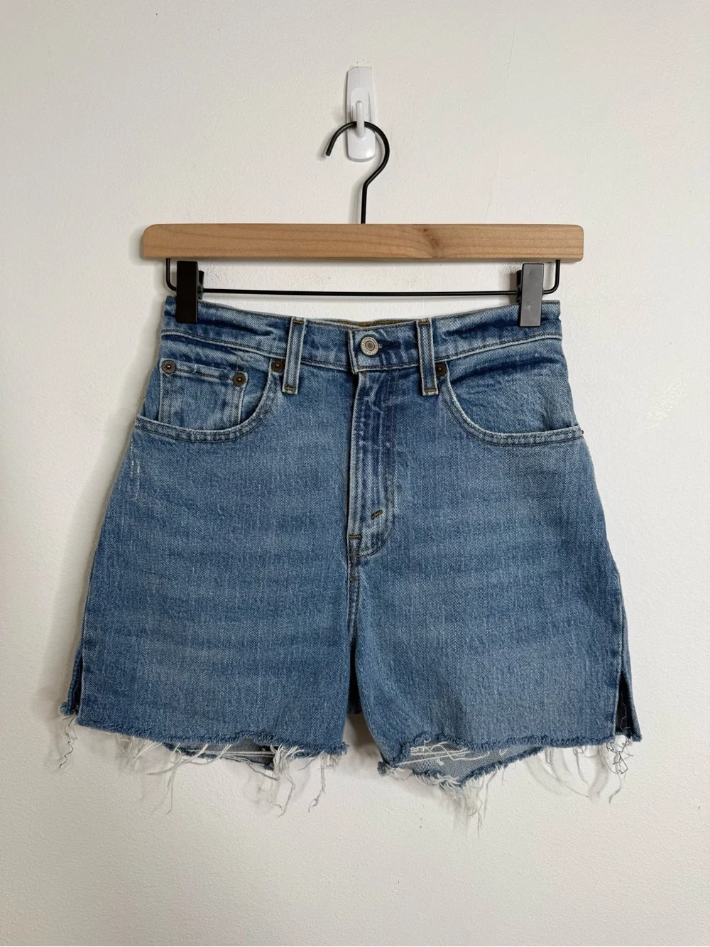 Abercrombie & Fitch CURVE LOVE Ultra High Rise 90s Straight Cut Off Shorts 25S